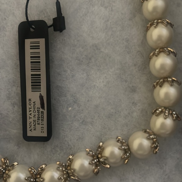 NWT-One Size-Ann Taylor Pearlized Necklace - Picture 2 of 3